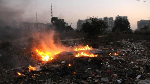 : To deter people from burning waste in the open, as it poses serious environmental and health risks, the Brihanmumbai Municipal Corporation (BMC) has decided to increase the fine amount tenfold, from ₹100 to ₹1,000. (HT)