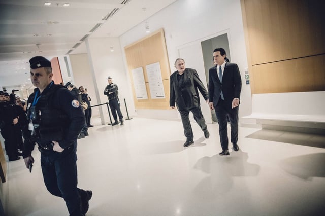 Gérard Depardieu et son avocat Jérémie Assous, au palais de Justice de Paris, au jour de l'ouverture du procès de l'acteur pour violences sexuelles, le 24 mars 2025.