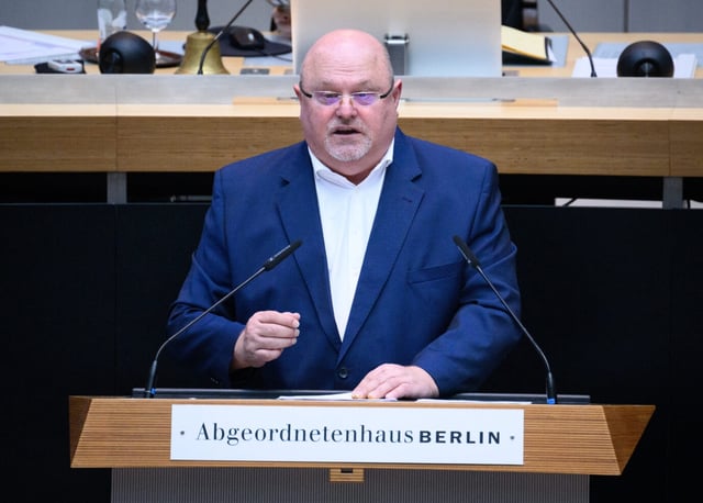 Harald Laatsch (AfD) spricht bei der Plenarsitzung im Berliner Abgeordnetenhaus. Am Freitag eskalierte dort die Debatte völlig. FOTO: picture alliance/dpa | Bernd von Jutrczenka