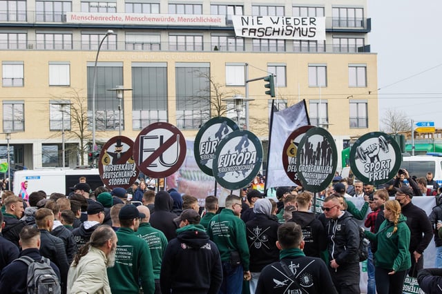 Mehr als 200 Demonstranten aus der rechtsextremen Szene und mehr als 100 Gegendemonstranten haben sich in Berlin-Hellersdorf gegenübergestanden