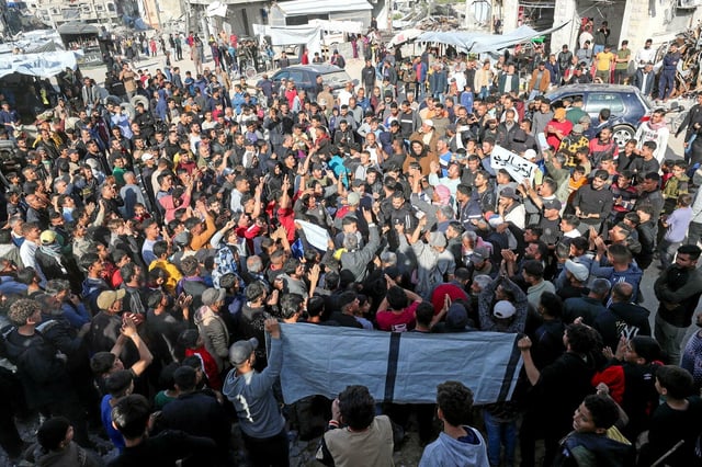 Des Palestiniens manifestent pour demander la fin de la guerre à Beit Lahiya, au nord de Gaza, le 26 mars. 

