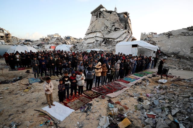 Palestinian Muslims attend Eid al-Fitr prayer marking the end of the holy fasting month of Ramadan, in Jabalia, in the northern Gaza Strip March 30, 2025. REUTERS/Mahmoud Issa