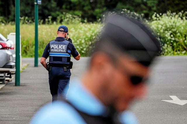 Illustration d'un policier municipal en patrouille lors du passage de la flamme olympique le 5 juin 2024.
