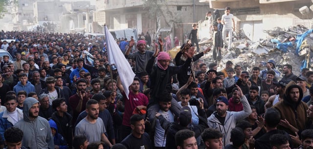 Hunderte Menschen hatten sich versammelt, um gegen die Hamas zu protestieren. Das Bild zeigt eine Menschenmenge in Beit Lahia