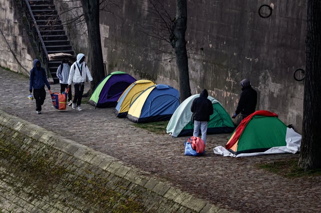 la préfecture de police s’apprête à évacuer des migrants installés sur les quais de Seine