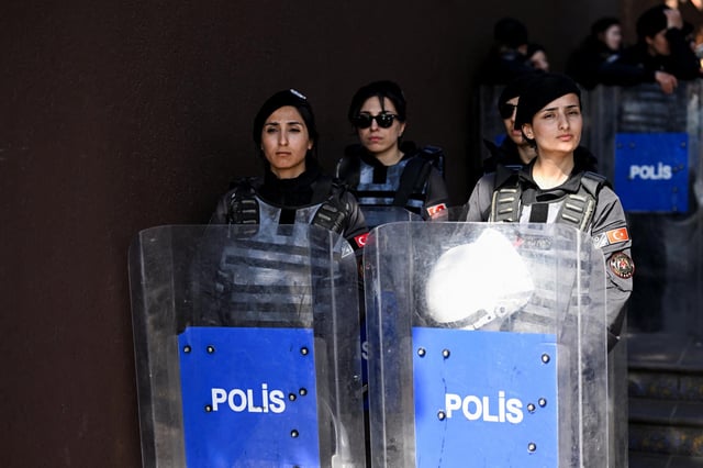 Polizistinnen mit schwerer Schutzausrüstung während eines Einsatzes im Rahmen des Protestes