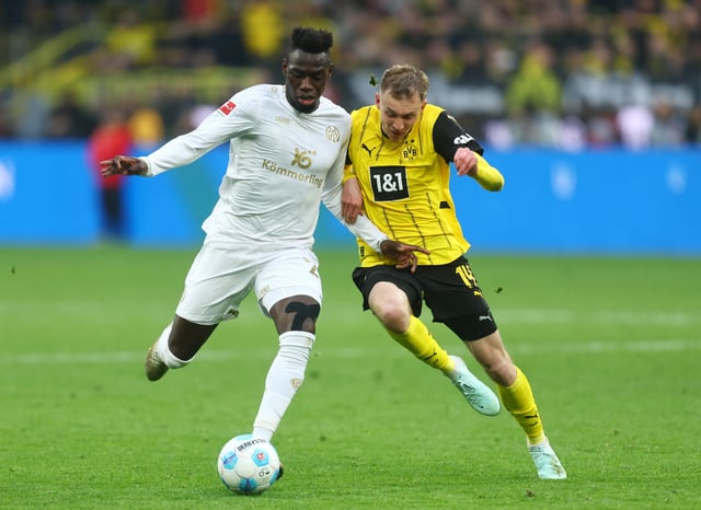 Soccer Football - Bundesliga - Borussia Dortmund v 1. FSV Mainz 05 - Signal Iduna Park, Dortmund, Germany - March 30, 2025 1. FSV Mainz 05's Danny da Costa in action with Borussia Dortmund's Maximilian Beier REUTERS/Leon Kuegeler DFL REGULATIONS PROHIBIT ANY USE OF PHOTOGRAPHS AS IMAGE SEQUENCES AND/OR QUASI-VIDEO.