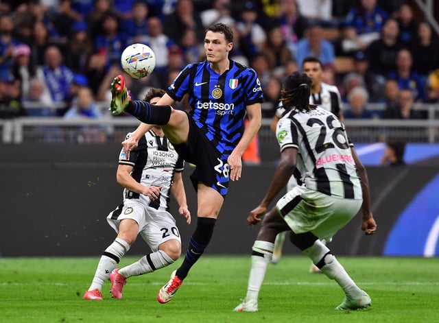 Soccer Football - Serie A - Inter Milan v Udinese - San Siro, Milan, Italy - March 30, 2025 Inter Milan's Benjamin Pavard in action with Udinese's Oumar Solet REUTERS/Jennifer Lorenzini
