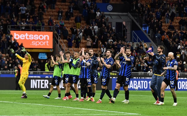Soccer Football - Serie A - Inter Milan v Udinese - San Siro, Milan, Italy - March 30, 2025 Inter Milan players applaud their fans after the match REUTERS/Jennifer Lorenzini