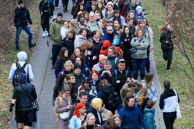 Besucheransturm, man sieht eine Schlange draußen vor dem Messegelände Leipzig