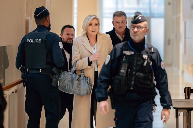 Marine Le Pen, avec, derrière elle, Bruno Bilde et Louis Aliot, le 19 novembre 2024 au tribunal correctionnel de Paris.