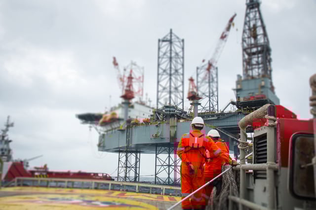 Photo d’illustration de techniciens sur une plate-forme pétrolière et gazière offshore.