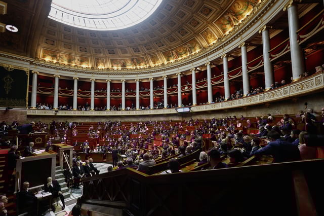 Une vue générale montre l’hémicycle lors de la session de questions au gouvernement à l’Assemblée nationale à Paris, France, le 18 mars 2025.