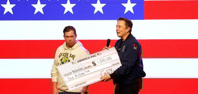 Elon Musk überreicht einen Scheck über eine Million US-Dollar während einer Veranstaltung vor den Wahlen des Obersten Gerichts im US-Bundesstaat Wisconsin.