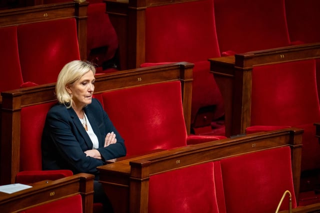 Le tribunal correctionnel de Paris rend son jugement, qui pourrait entraîner l’inéligibilité de Marine Le Pen, dans le cadre du procès des assistants parlementaires du RN, lundi 31 mars.