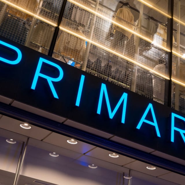 Der Chef der Billigmodekette Primark tritt zurück, nachdem ihm eine Frau Fehlverhalten vorgeworfen hat.