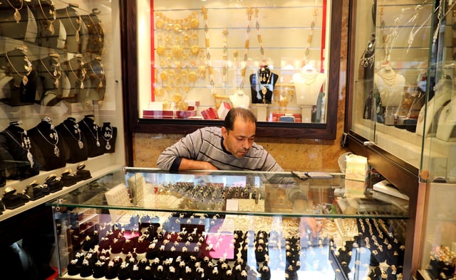 A man arranges gold jewelry in a store in the old city of Tripoli, Libya November 24, 2018. Picture taken November 24, 2018.  REUTERS/Hani Amara/File Photo