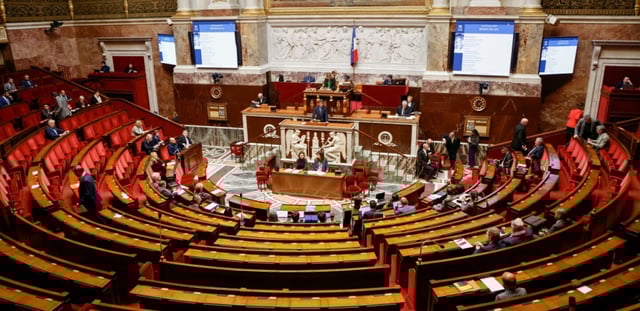AFP - Le Rassemblement national a déposé des amendements visant à exclure les personnes de nationalité française du durcissement des conditions d'accès, ou encore à intégrer la "préférence nationale" parmi les critères d'éligibilité