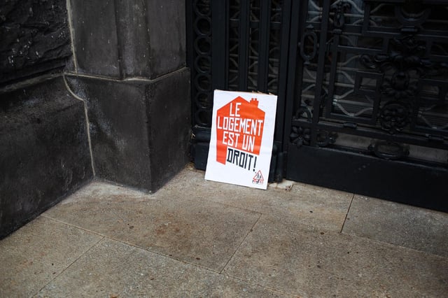 Une affiche de RESF 63 (Réseau éducation sans frontières) déposée devant la porte de la préfecture du Puy-de-Dôme, à Clermont-Ferrand, lors d’un rassemblement contre les expulsions à la fin de la trêve hivernale, le 3 avril 2024..