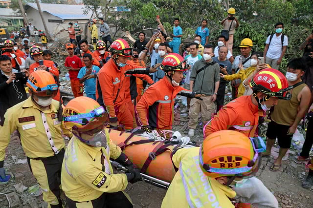Des secouristes chinois ont sorti une survivante enceinte de Mandalay, ville birmane frappée par le séisme.
