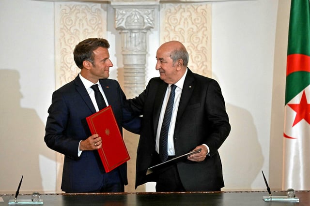 Emmanuel Macron et Abdelmadjid Tebboune en Algérie le 27 août 2022.
