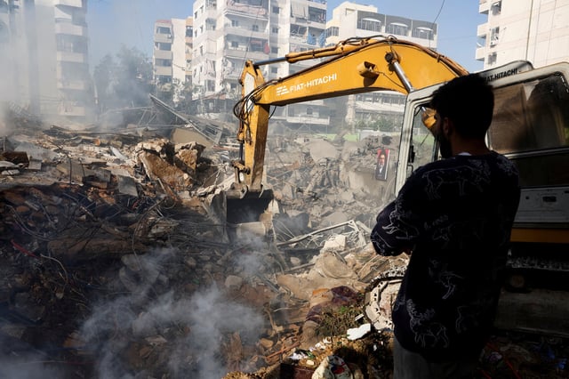 Sur le site d’une frappe israélienne, dans la banlieue sud de Beyrouth, au Liban, le 28 mars 2025.