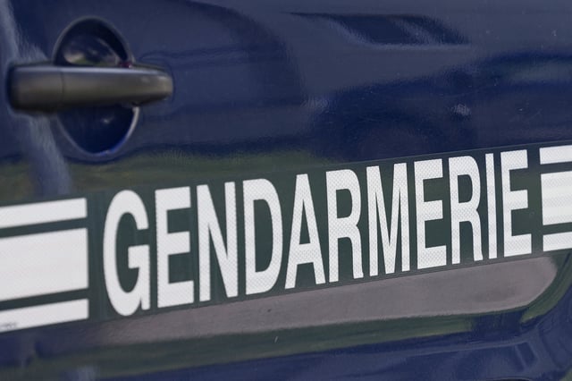 Une enquête a été ouverte et confiée à la gendarmerie.