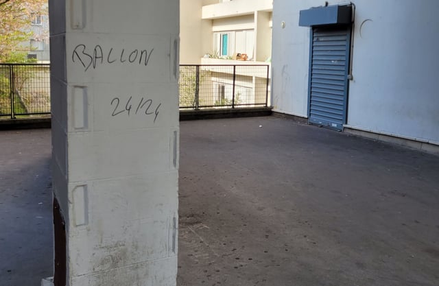 Sur les murs, tout autour de l’école, des inscriptions à destination des clients ont été taggées par les dealers.
