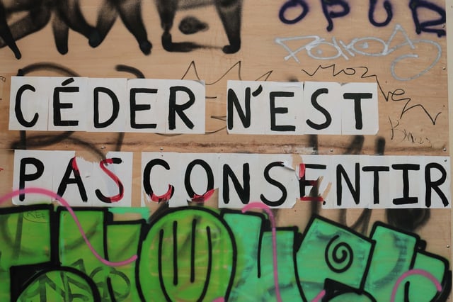 Comme certaines associations féministes, les avocats s’inquiètent d’un éventuel renversement de la charge de la preuve sur la victime. Ici, un collage féministe dans les rues de Rennes. 