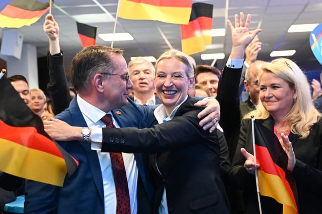 Haben viel Grund zum Jubeln: AfD-Chefs Alice Weidel (r.) und Tino Chrupalla. Foto: picture alliance/dpa/dpa-Pool | Sören Stache