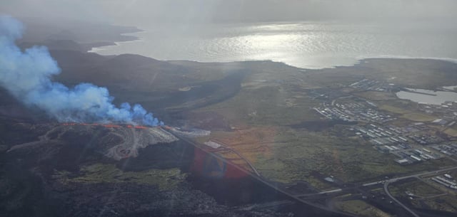 Rauch steigt aus der Erdspalte auf der Reykjanes-Halbinsel auf