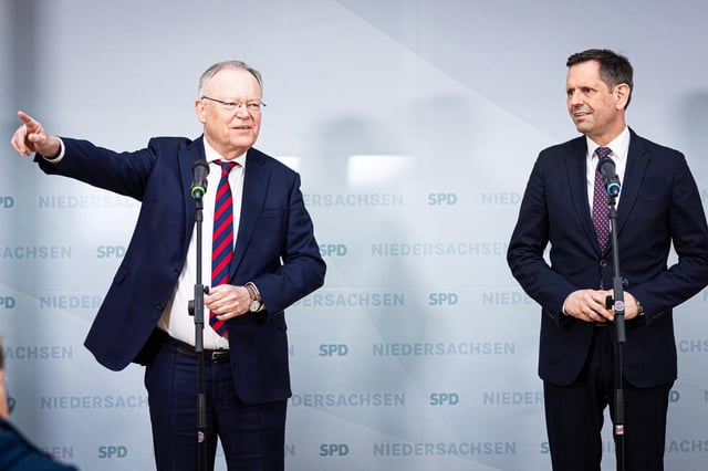 Weil (l.) und sein designierter Nachfolger, Niedersachsens Wirtschaftsminister Olaf Lies (SPD)