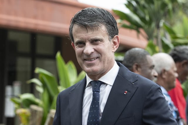 Le ministre français de l’outre-mer Manuel Valls arrive pour une cérémonie de bienvenue au « Senat coutumier », à Nouméa, la collectivité française d’outre-mer de Nouvelle-Calédonie, le 22 février 2025.