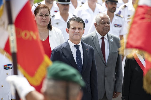 Manuel Valls, lors d'une cérémonie d'honneurs militaires, à Nouméa, le 22 février 2025.