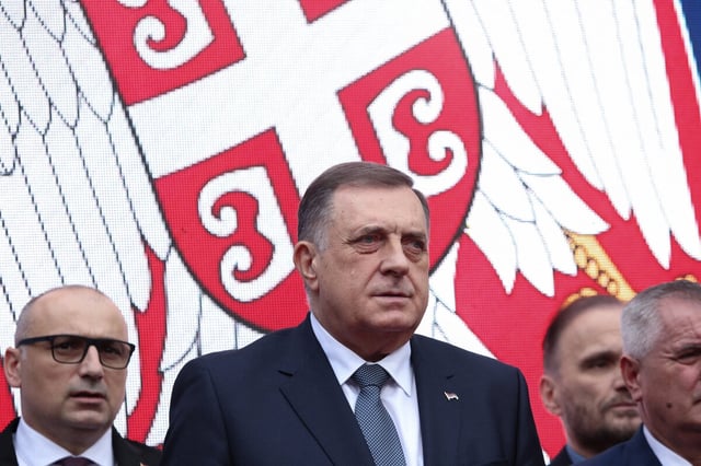 Milorad Dodik, spricht zu seinen Anhängern, die Flagge der reublik Srpska im Hintergrund