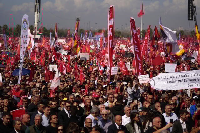 People listen to speeches during a rally called by Republican People's Party or (CHP) against the arrest of Istanbul's Mayor Ekrem Imamoglu, in Istanbul, Turkey, Saturday, March 29, 2025. (AP Photo/Francisco Seco)
