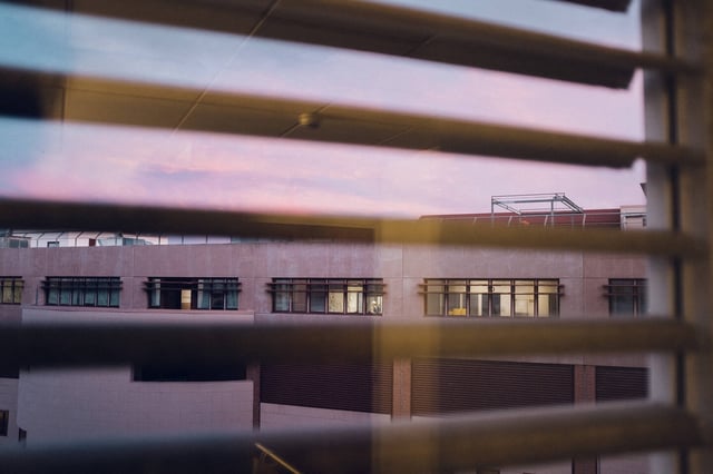 Marc A., médecin psychiatre de l’Assistance publique des Hôpitaux de Marseille, est jugé pour des viols et agression sexuelle sur quatre de ses patientes.