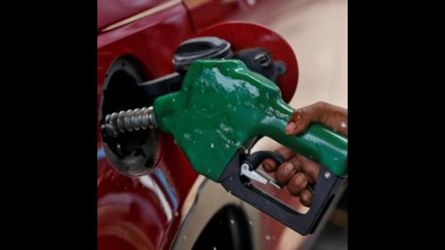 A worker holds a nozzle to pump petrol into a vehicle at a fuel station in Mumbai, India, May 21, 2018. REUTERS/Francis Mascarenhas/Files (HT Archive)