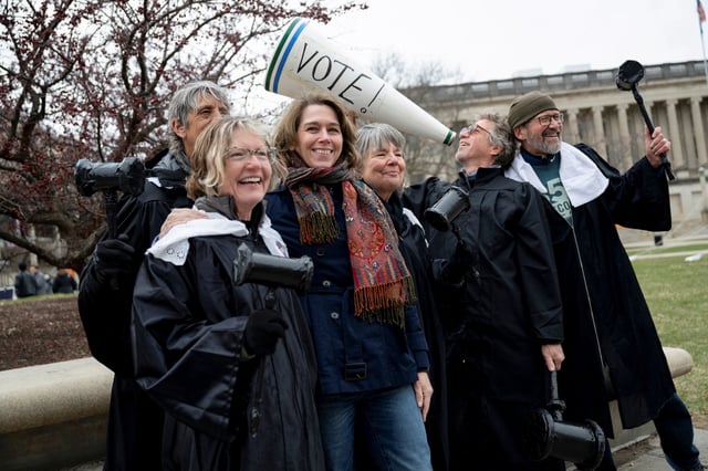 La libérale Susan Crawford, candidate à la Cour suprême du Wisconsin, pose pour une photo avec des partisans déguisés en juges, sur le campus de l’Université du Wisconsin, à Madison le jour de l’élection.