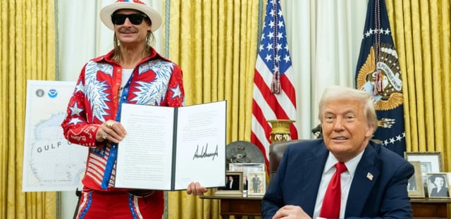 Le musicien américain Kid Rock tient un décret exécutif signé par Donald Trump, dans le Bureau ovale de la Maison Blanche, à Washington, le 31 mars 2025