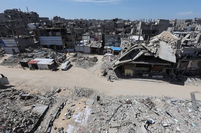 Des décombres de maisons à Khan Younis, dans le sud de la bande de Gaza, le 27 mars 2025.