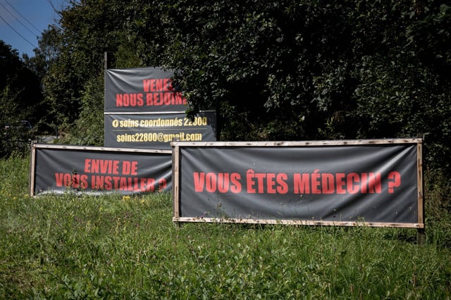 Le long d'une départementale, des pancartes incitent les médecins à s'installer a Quintin, dans les Côtes-d'Armor.