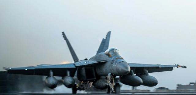 Cette photo diffusée par le service de distribution d'informations visuelles de la défense américaine (DVIDS) montre un avion de combat américain F/A-18 Super Hornet décollant du porte-avions USS Harry S. Truman, le 16 mars 2025