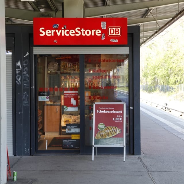 Ein DB ServiceStore an der S-Bahn in Marzahn-