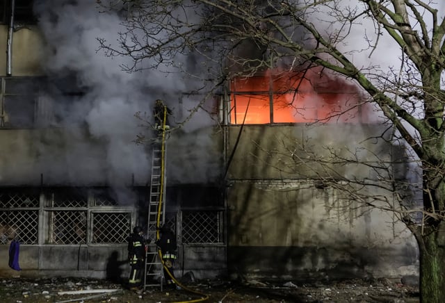 Les pompiers travaillent sur le site d’une frappe de drone russe, à Kharkiv, en Ukraine, le 2 avril 2025