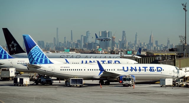 United Airlines planes land and prepare to take off at Newark Liberty International Airport in Newark, New Jersey, , U.S., January 27, 2025. REUTERS/Fabrizio Bensch//File Photo
