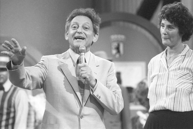 Der deutsch-jüdische TV-Moderator und Holocaust-Überlebende Hans Rosenthal in der Sendung „Dalli Dalli“, 1983.