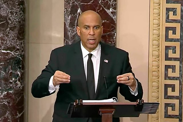 Cory Booker gestikuliert und spricht am REdnerpult