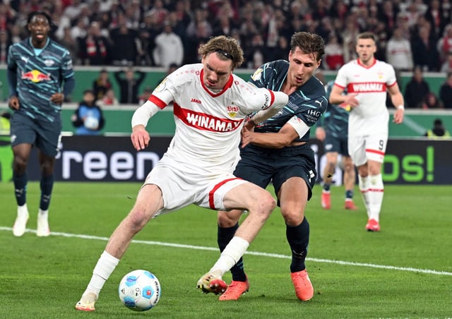 Soccer Football - DFB Cup - Semi Final - VFB Stuttgart v RB Leipzig - MHPArena, Stuttgart, Germany - April 2, 2025 VfB Stuttgart's Nick Woltemade in action with RB Leipzig's Willi Orban REUTERS/Angelika Warmuth