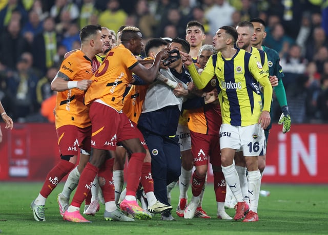 Soccer Football - Turkish Cup - Quarter Final - Fenerbahce v Galatasaray - Sukru Saracoglu, Istanbul, Turkey - April 2, 2025 Galatasaray's Victor Osimhen clashes with Fenerbahce's Mert Muldur